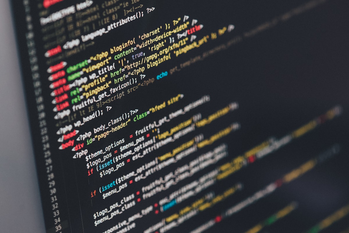 Monitor exibindo código-fonte de programação, representando desenvolvimento de software com agentes de IA